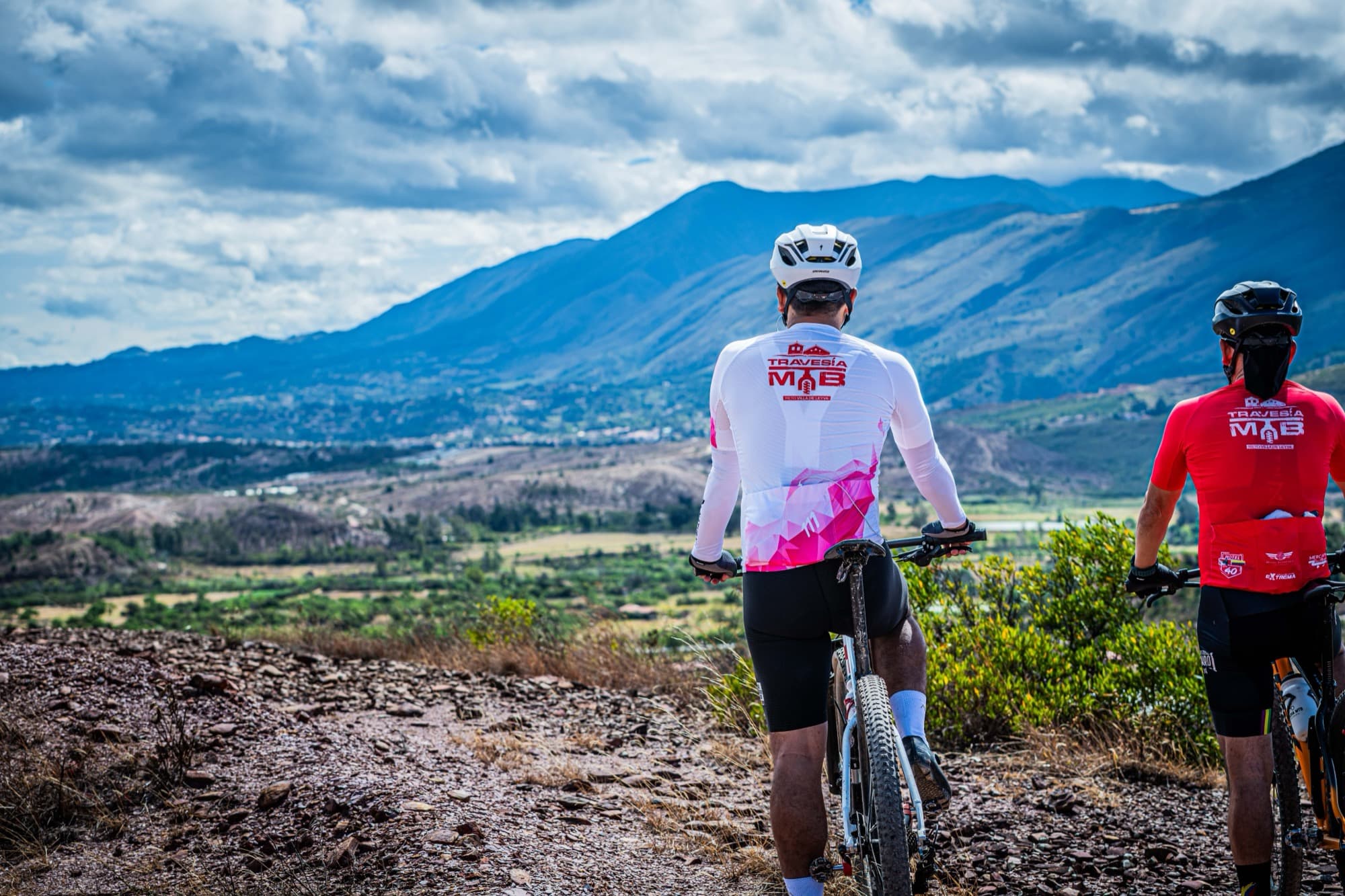 Ciclista con el jersey oficial de la Travesía MTB Villa de Leyva en las montañas de Boyacá